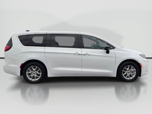 Used 2024 Chrysler Pacifica Touring FWD image 6
