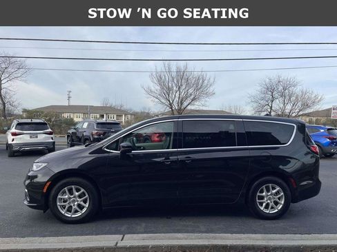 Used 2023 Chrysler Pacifica Touring-L image 4