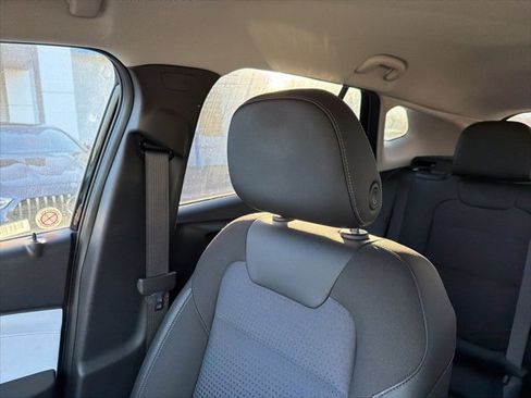 Used 2025 Chevrolet Trax LT w/ LT Convenience Package image 48