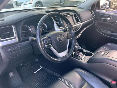 Used 2019 Toyota Highlander SE image 16