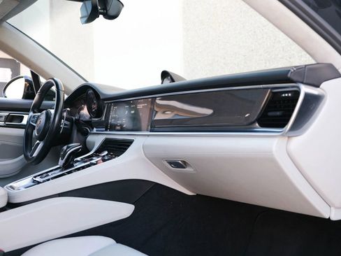 Used 2017 Porsche Panamera Turbo w/ Carbon Fiber Interior Package image 31