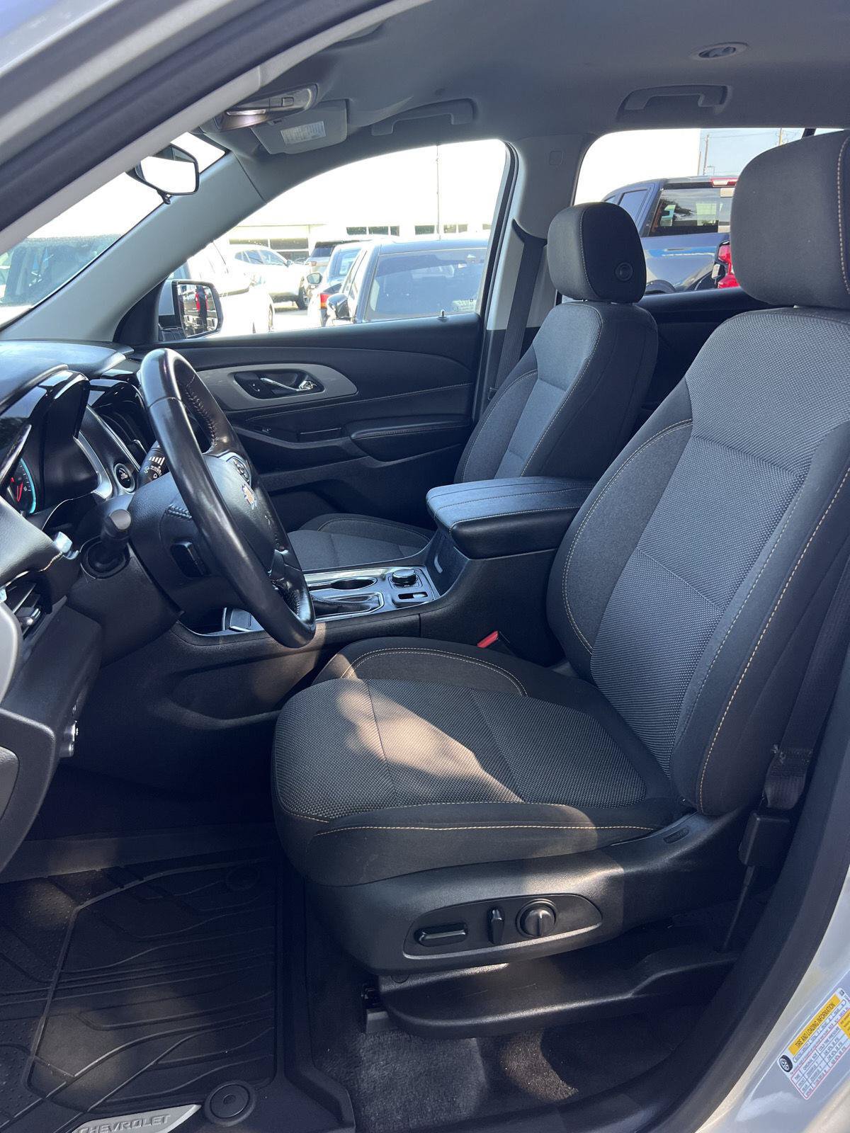 Used 2020 Chevrolet Traverse LT FWD image 4