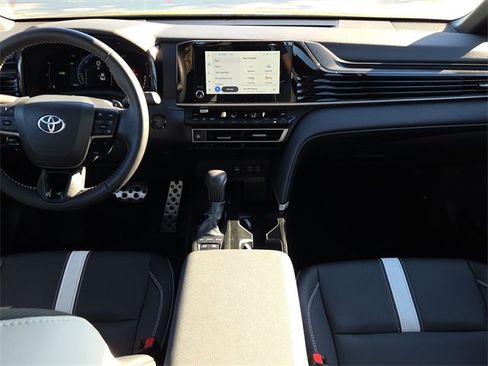 Used 2025 Toyota Camry SE image 12