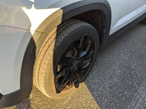 Used 2022 Volkswagen Taos SE w/ Panoramic Sunroof Package image 10