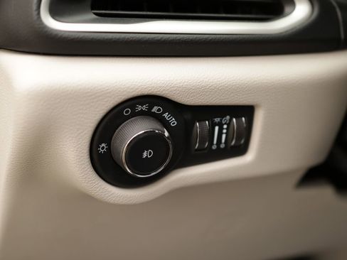 Used 2023 Chrysler Pacifica Touring-L FWD image 10