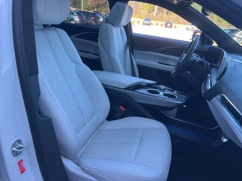 Used 2024 Cadillac Lyriq Luxury image 38