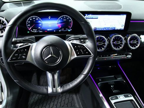 Used 2025 Mercedes-Benz GLB 250 4MATIC image 6