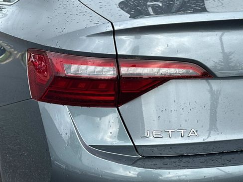 Used 2022 Volkswagen Jetta SE w/ Panoramic Sunroof Package image 6