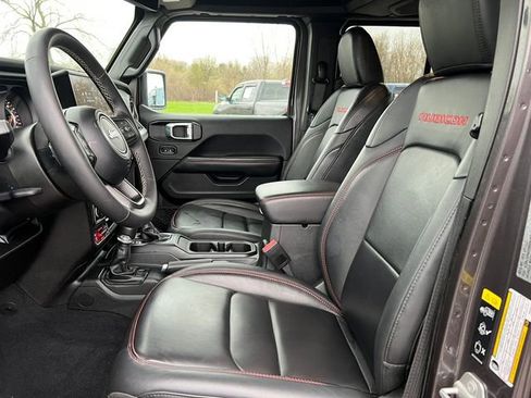 Used 2025 Jeep Wrangler Unlimited Rubicon AWD/4WD image 4