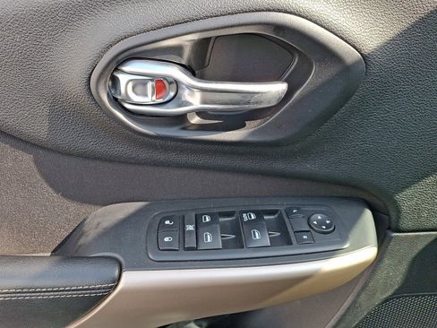 Used 2018 Jeep Cherokee Latitude w/ Cold Weather Group image 11