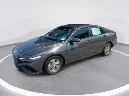 Used 2026 Hyundai Elantra SE FWD image 1