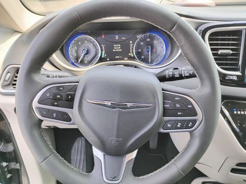 Used 2023 Chrysler Pacifica Touring-L FWD image 18