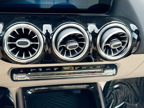 Used 2021 Mercedes-Benz GLA 250 w/ Premium Package image 34