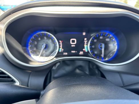 Used 2022 Chrysler Pacifica Touring-L image 17