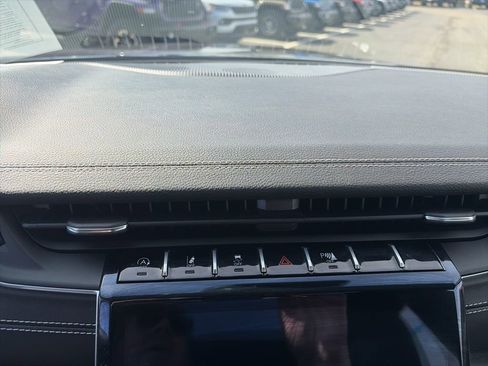 Used 2024 Jeep Grand Cherokee Limited w/ Black Appearance Package image 35