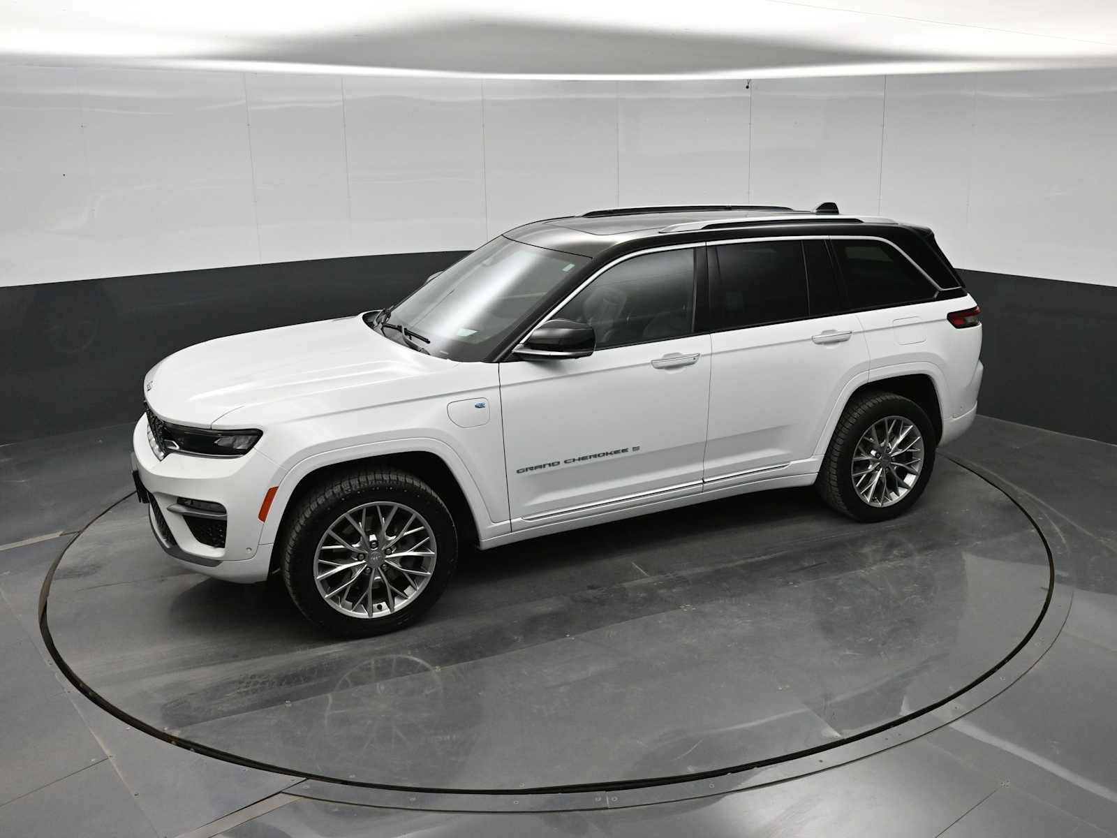 Used 2022 Jeep Grand Cherokee Summit w/ Advanced Protech Group IV AWD/4WD image 27