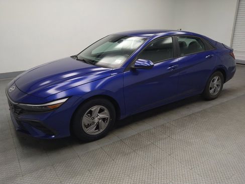 Used 2025 Hyundai Elantra SE FWD image 3