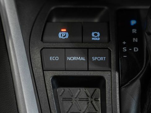 Used 2021 Toyota RAV4 XLE w/ Convenience Package FWD image 23