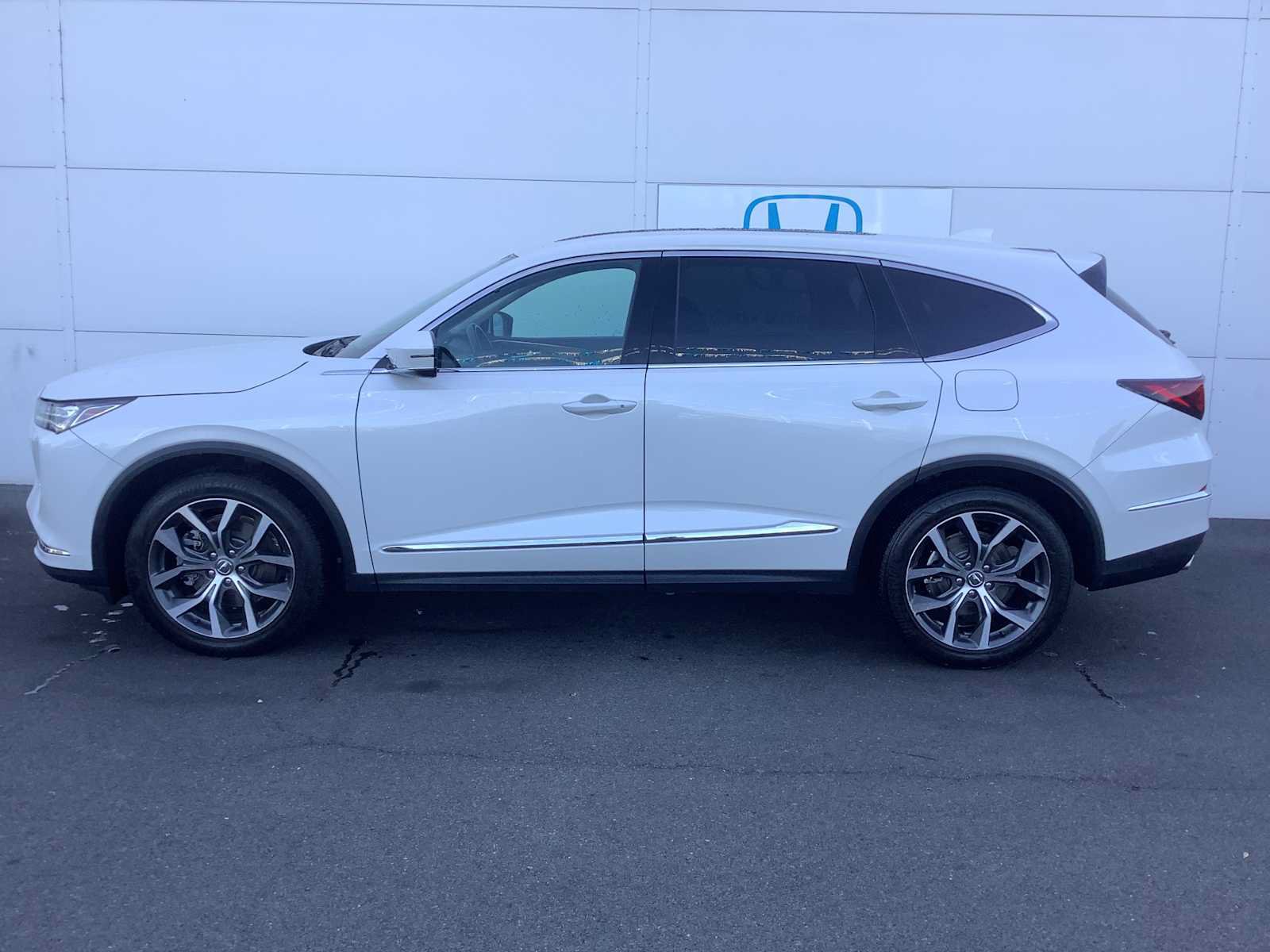 Used 2024 Acura MDX w/ Technology Package AWD/4WD image 2