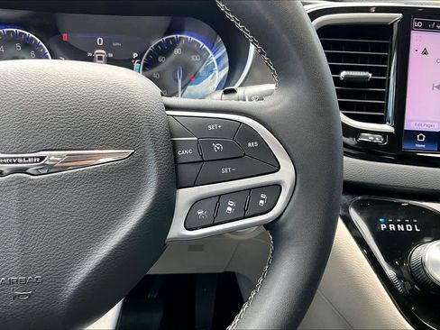Used 2024 Chrysler Pacifica Touring-L FWD image 25