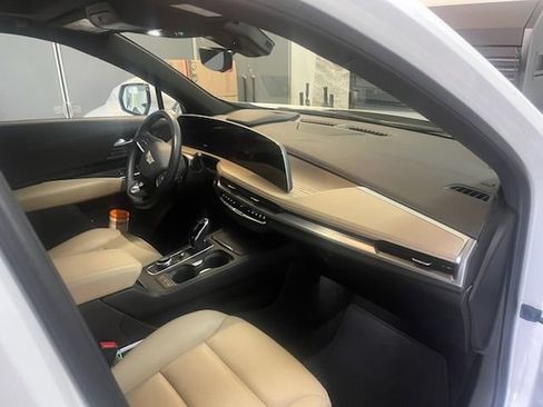 Used 2025 Cadillac XT4 Premium Luxury w/ Technology Package FWD image 7