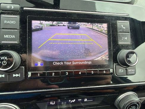 Used 2018 Honda CR-V LX image 3