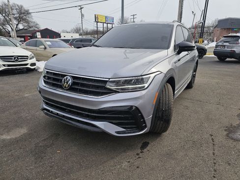 Used 2024 Volkswagen Tiguan SE R-Line image 3