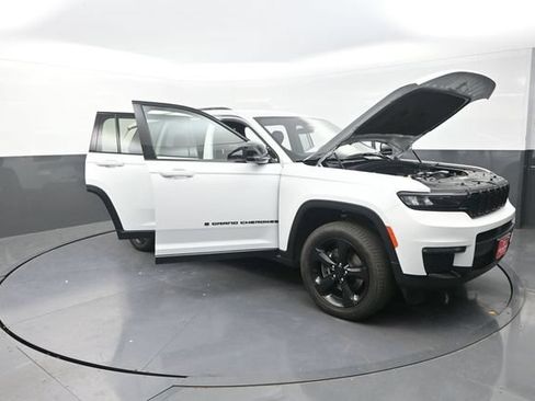 Used 2025 Jeep Grand Cherokee L Limited w/ Black Appearance Package AWD/4WD image 39