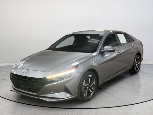 Used 2023 Hyundai Elantra SEL w/ Convenience Package FWD image 5