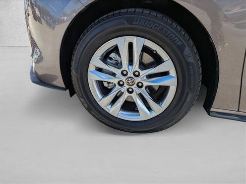 Certified 2022 Toyota Sienna Limited image 27