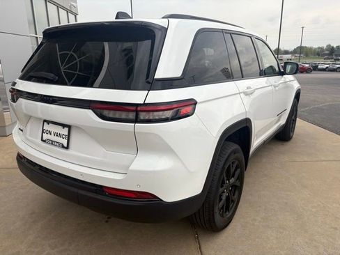 Certified 2024 Jeep Grand Cherokee Altitude image 6