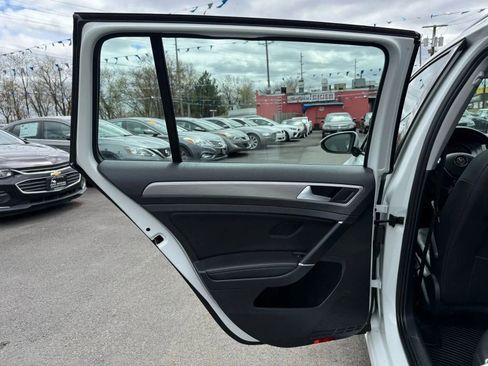 Used 2015 Volkswagen Golf S image 39