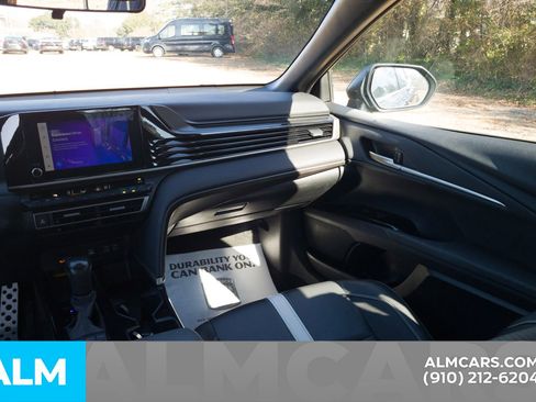 Used 2025 Toyota Camry SE image 19