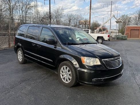Used 2014 Chrysler Town & Country Touring FWD image 9