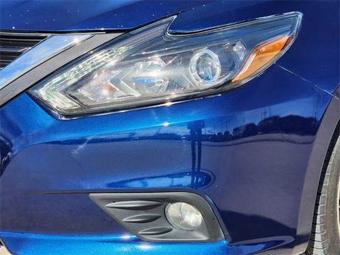 Used 2017 Nissan Altima 2.5 SR w/ LED Appearance Package image 5