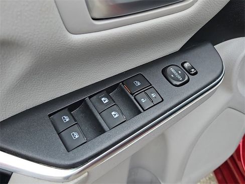 Used 2015 Toyota Camry SE image 18
