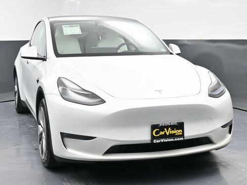Used 2022 Tesla Model Y Long Range image 3