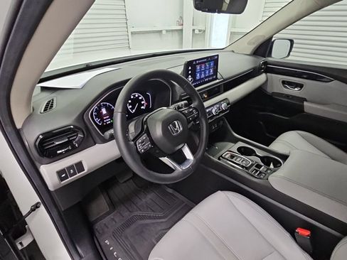 Used 2025 Honda Pilot Touring image 12