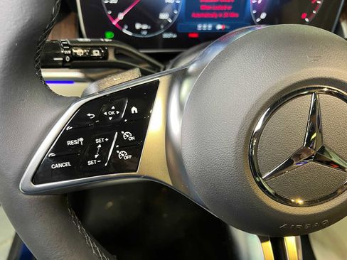 Used 2025 Mercedes-Benz GLC 300 4MATIC image 21