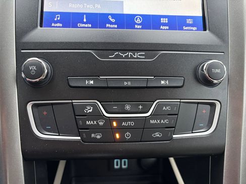 Used 2020 Ford Fusion SE image 32