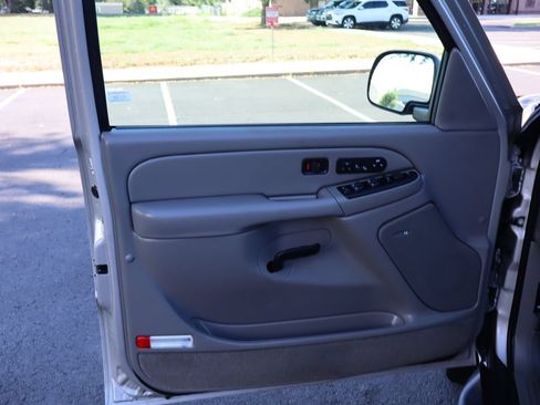 Used 2005 GMC Yukon SLT w/ SLT Preferred Equipment Group AWD/4WD image 25