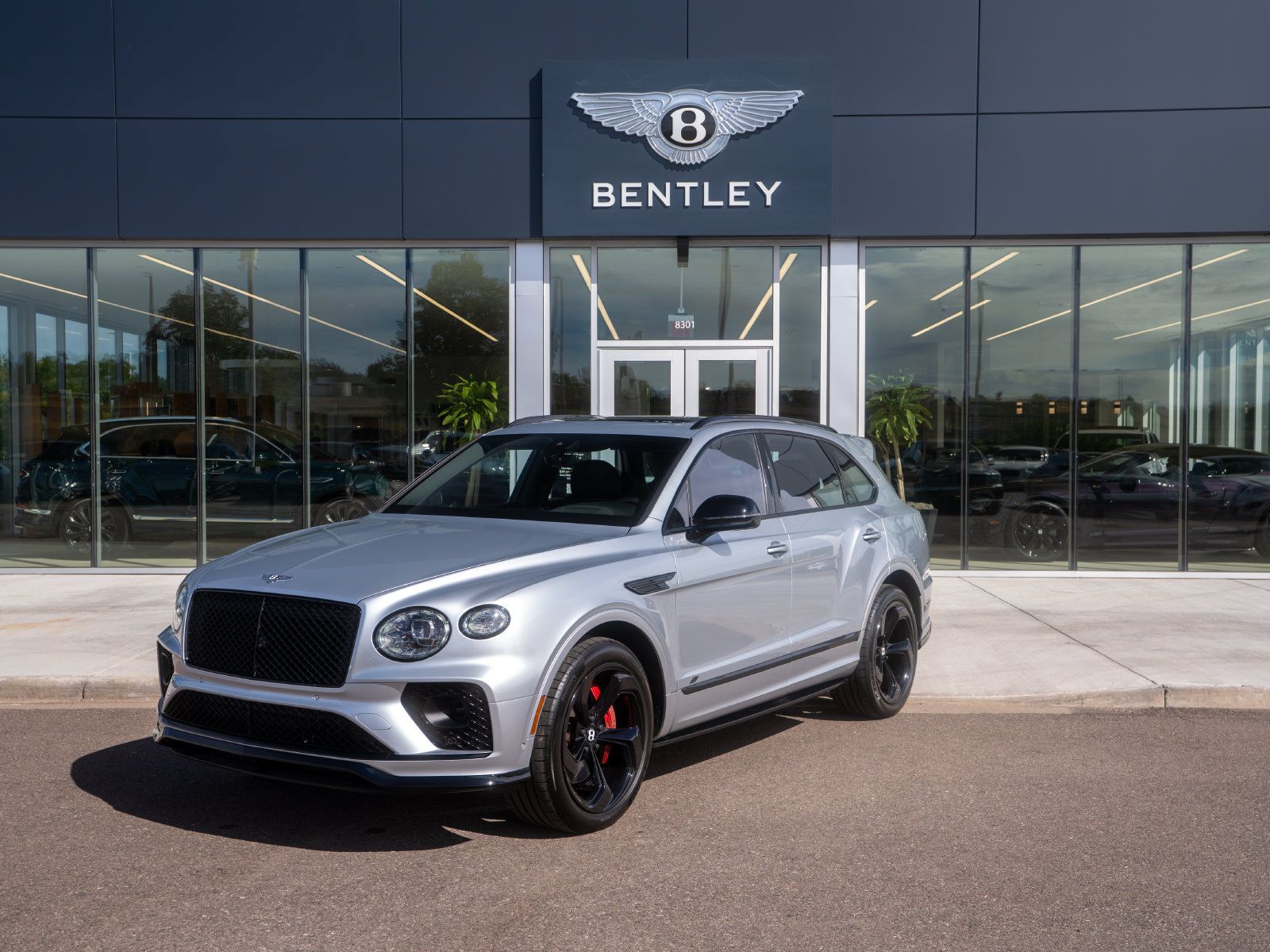 Used 2023 Bentley Bentayga AWD/4WD image 1