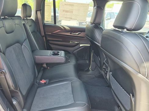 New 2025 Jeep Grand Cherokee Altitude AWD/4WD image 17