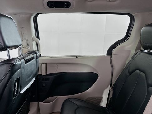 Used 2018 Chrysler Pacifica Limited FWD image 32