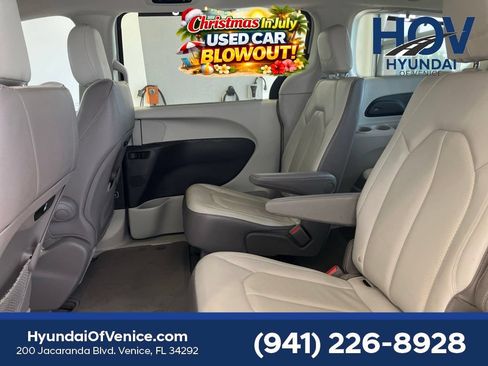 Used 2019 Chrysler Pacifica Touring-L w/ Premium Audio Group FWD image 14