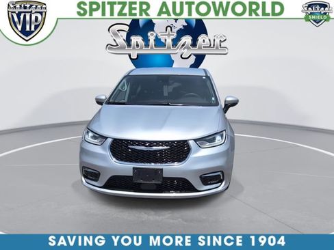 Used 2023 Chrysler Pacifica Touring-L FWD image 3