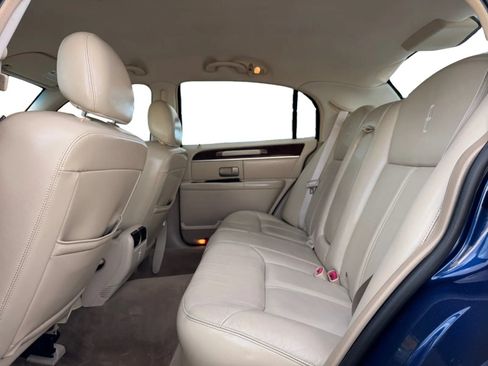 Used 2010 Lincoln Town Car Signature Limited RWD image 16