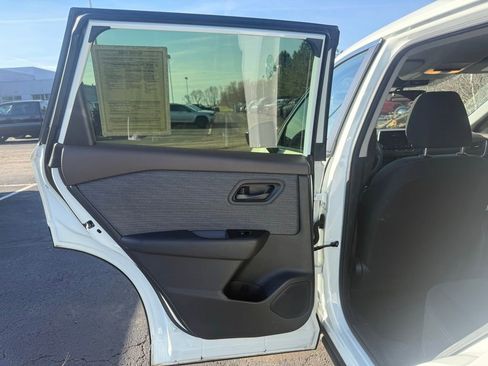 Used 2023 Nissan Rogue S image 29