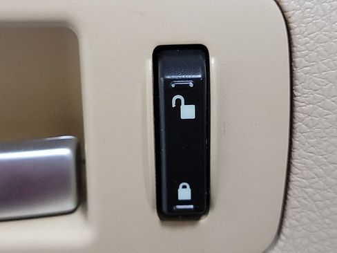 Used 2008 Ford Mustang Convertible RWD image 23