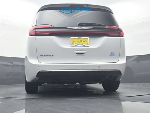 Used 2025 Chrysler Pacifica Select FWD image 32